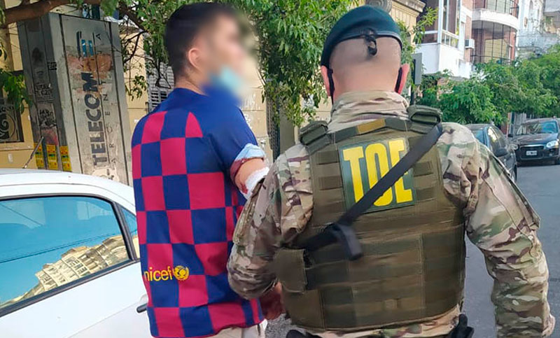 Secuestró y trató de matar a un hombre siguiendo órdenes de su hermano preso