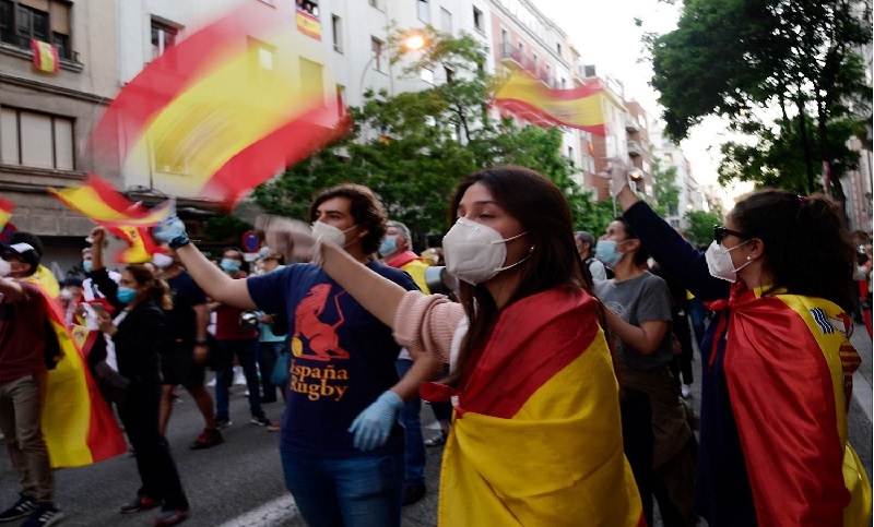 Desde el martes, España desobligará el uso del barbijo al aire libre