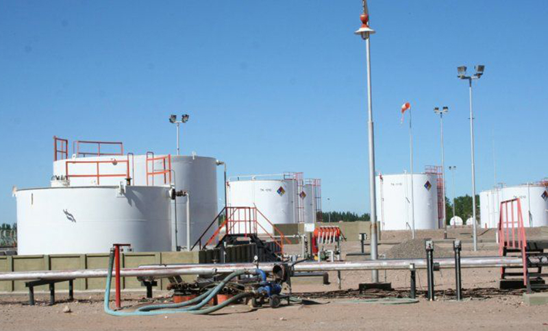 Trabajadores petroleros vuelven a la actividad por la reapertura de una refinería