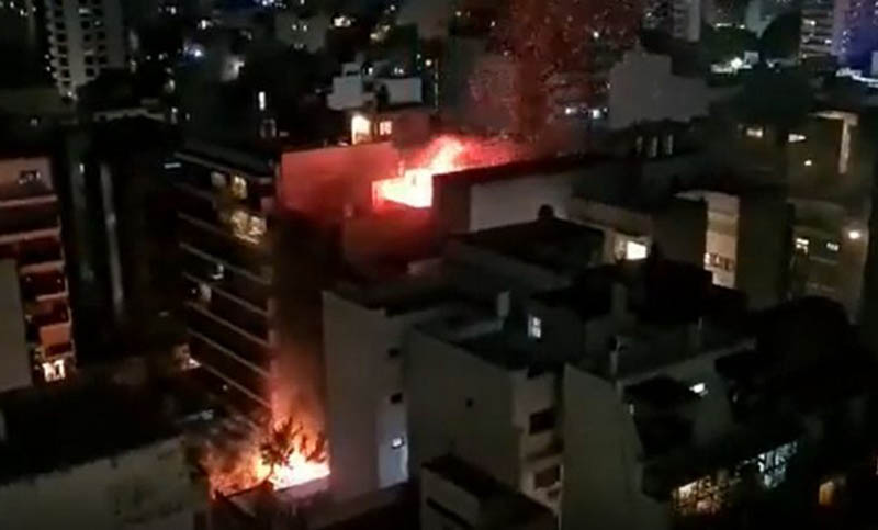 Voraz incendio en Belgrano dejó cuatro personas heridas