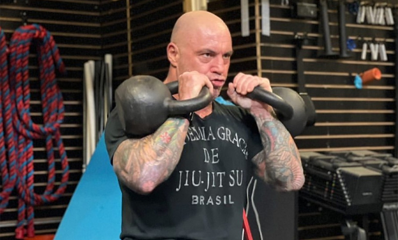 Spotify decidió retirar 70 podcasts de Joe Rogan por racismo