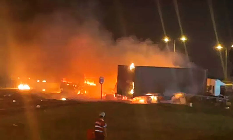 Cuatro muertos y varios heridos en un choque múltiple con explosión en Panamericana