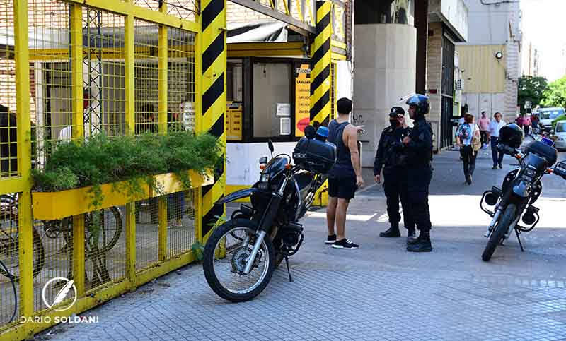 Salió de hacer una operación bancaria y lo emboscaron en una cochera