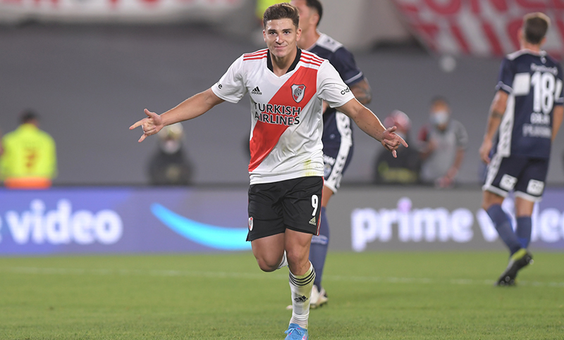 River tuvo tres penales y goleó al Lobo en el Monumental