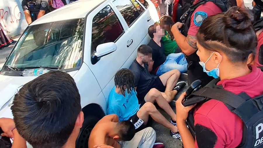 Detienen a seis jóvenes acusados de abusar de una chica en Buenos Aires