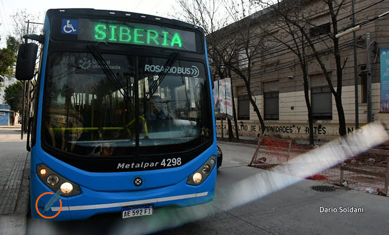 Una mujer arrojó piedras a un colectivo por tardar demasiado