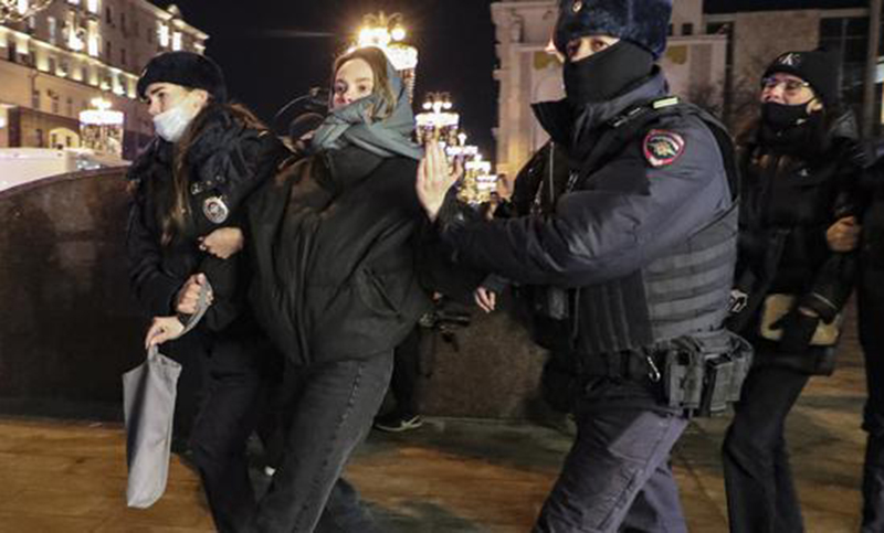 Más detenciones en Rusia en protestas contra intervención militar en Ucrania