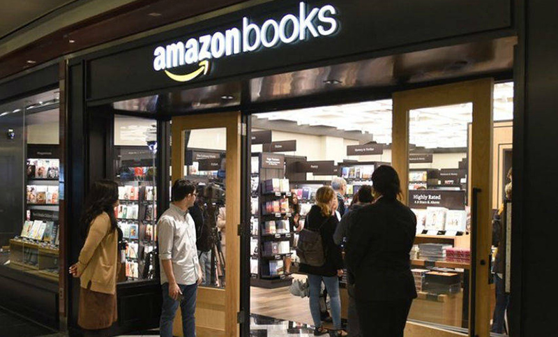 Amazon cierra sus librerías físicas y se concentra en productos comestibles