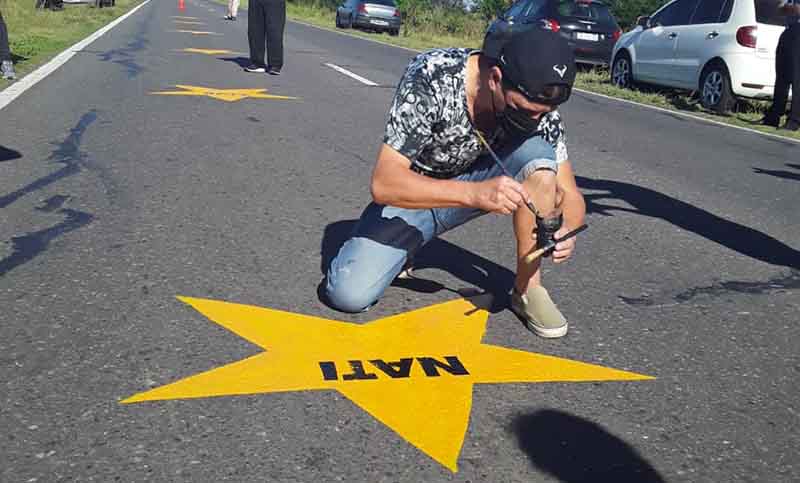 Tragedia de Monticas: familiares y amigos pintaron estrellas amarillas en la ruta 33