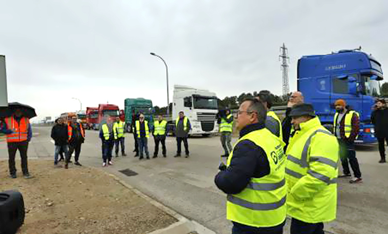 El Gobierno español se reunirá con los transportistas para detener el paro de camiones