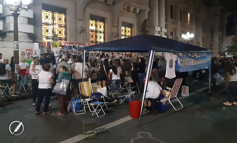 Familiares de víctimas acampan frente a Gobernación para exigir «ser escuchados»