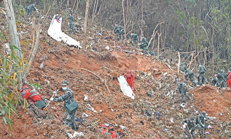 Confirman que no hubo sobrevivientes tras el choque de un avión al sur de China