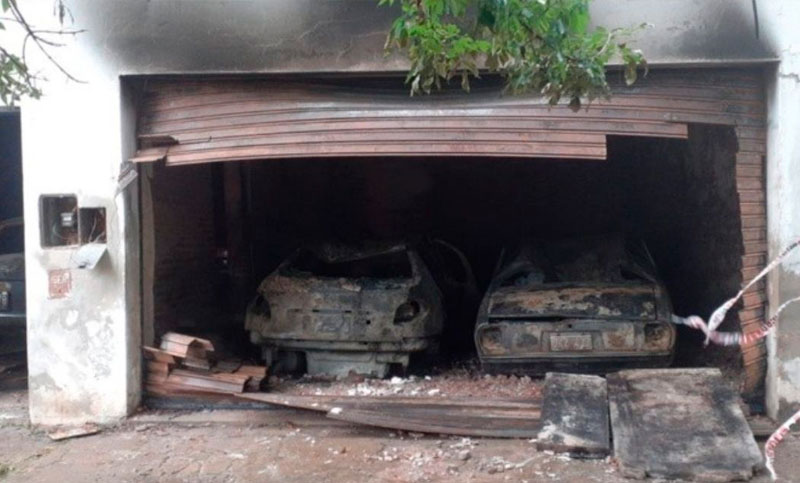 Tres autos quemados tras incendio en una cochera: investigan si fue intencional