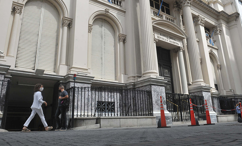 Flexibilizan el cepo para la compra de dólares en el mercado financiero