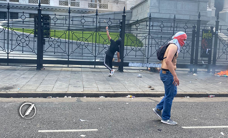 Incidentes entre manifestantes y la Policía frente al Congreso durante la protesta contra el FMI