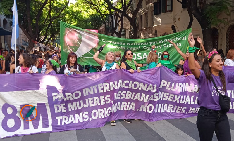 Miles de personas se manifestaron por las calles de Rosario en el marco ...