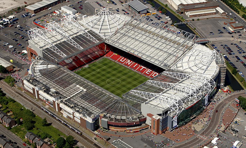 Manchester United estudia la posibilidad de derrumbar Old Trafford