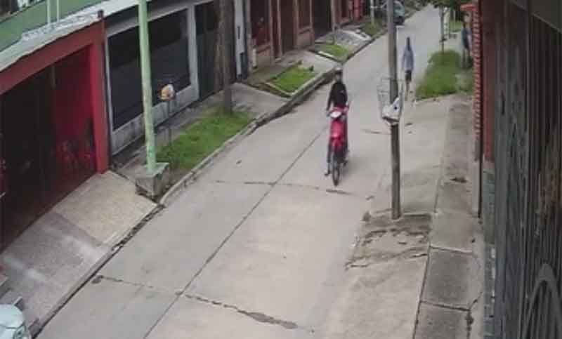 El robo más cruel: ladrones en moto le arrebataron el celular a una persona no vidente