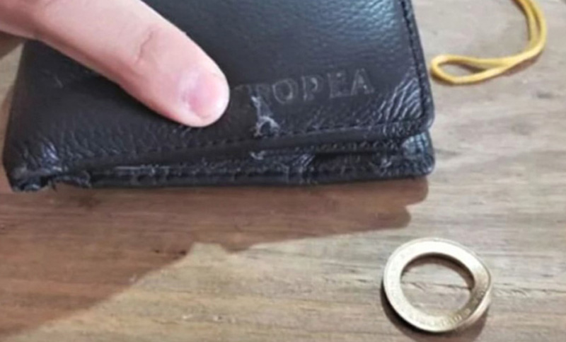 Una moneda de dos pesos le salvó la vida al desviar una bala