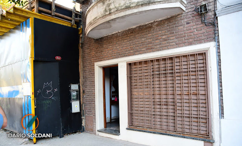 Una obra en construcción derrumbó la pared de una casa y la dejó inhabitable