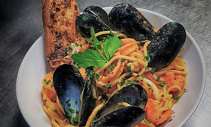 Espaguetis salteados con mejillones y camarones