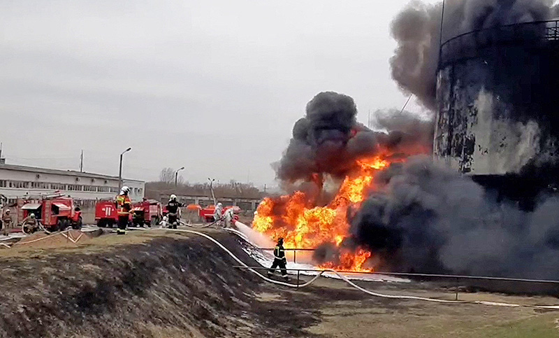 Helicópteros ucranianos bombardearon un depósito de combustibles en territorio ruso