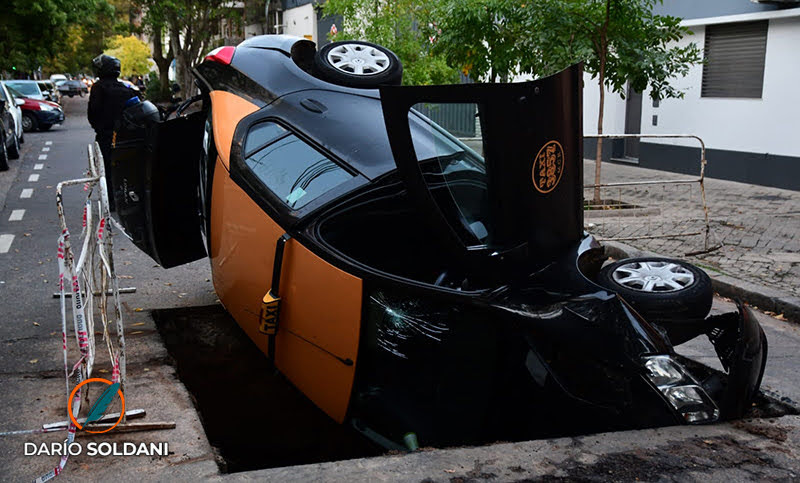 Un taxi cayó en un pozo de Aguas Santafesinas y su conductor resultó herido