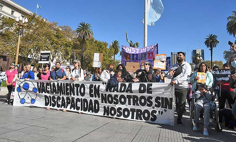 Transportistas reclaman en Plaza de Mayo un aumento para traslados de personas con discapacidad
