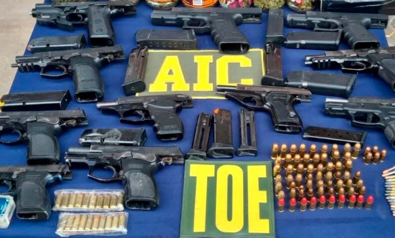 La Agencia de Investigación Criminal en la mira: 30 policías investigados por vender armas a criminales