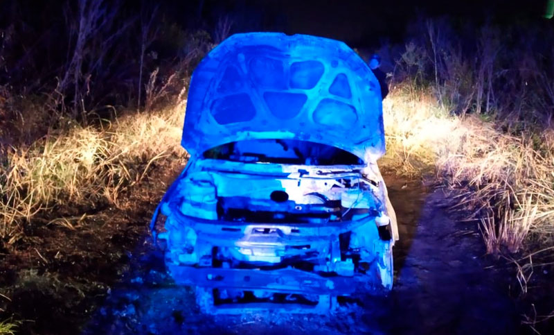 Macabro hallazgo en zona oeste: un auto incendiado y dos cuerpo calcinados