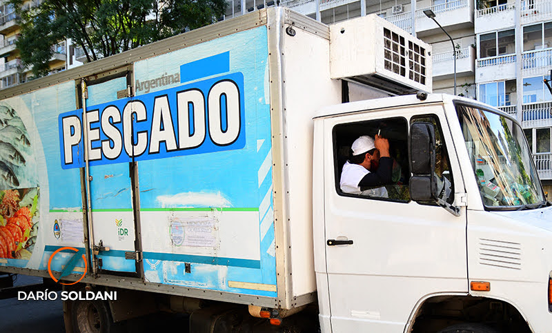 Tras una denuncia por mal olor, bromatología se llevó un camión de “Pescados para todos”