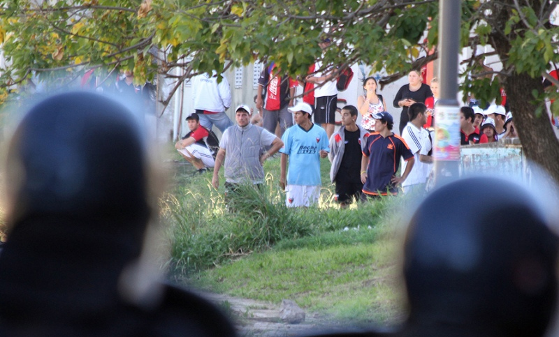 Imputaron a cuatro barrabravas de Colón por asociación ilícita y a dos por los disturbios ante Peñarol
