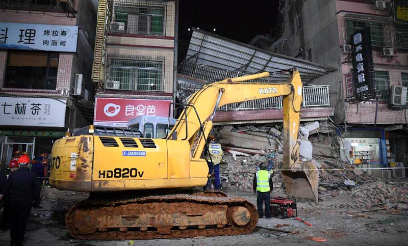 China: decenas de personas atrapadas y desaparecidas por el derrumbe de un edificio