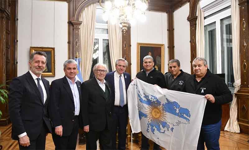 El Presidente recibió a ex combatientes en Casa Rosada y bregó por la “integridad territorial”