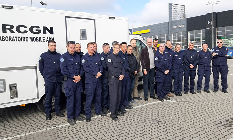 Francia envía un grupo de gendarmes a Ucrania para investigar «crímenes de guerra»