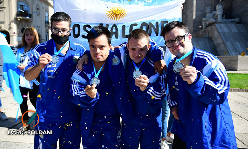 Emotivo recibimiento a Los Halcones, subcampeones del mundo en Futsal Down