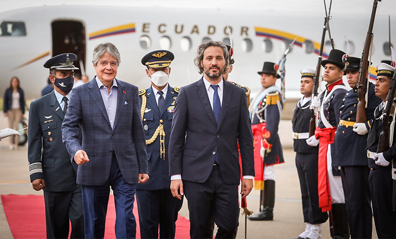 Guillermo Lasso, presidente de Ecuador, llegó a la Argentina y fue recibido por Cafiero