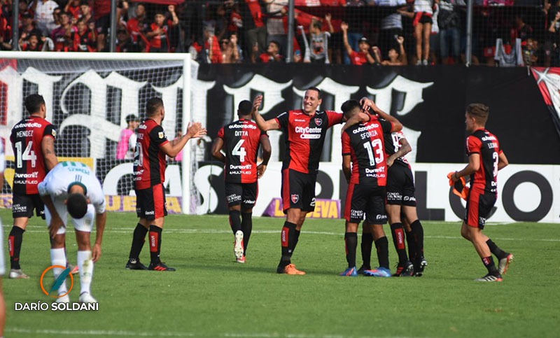 Newell’s volvió a hacer de su casa un coloso y se mantiene entre los líderes