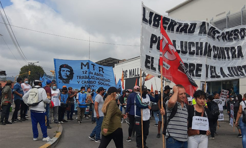 Organizaciones sociales movilizan hasta el penal de Gorriti y esperan la liberación de los militantes detenidos