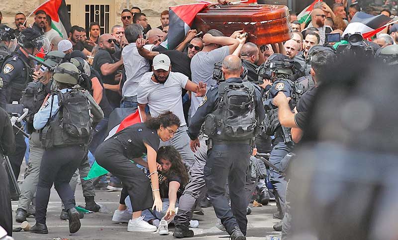 La represión en el funeral de la periodista palestina y los nuevos asentamientos israelíes agudizan el conflicto