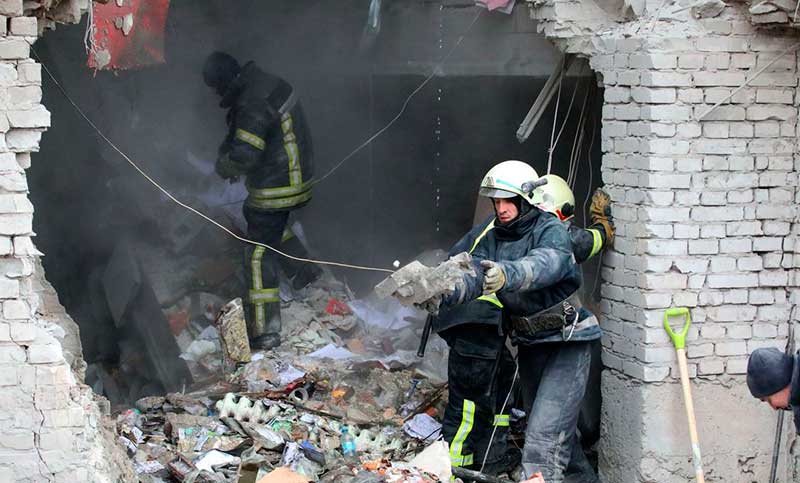 Ucrania: reportan unos 60 muertos tras el bombardeo a una escuela