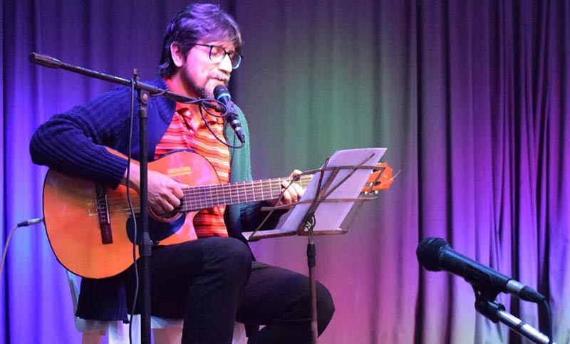 Pablo Read presenta su disco de canciones propias «Yo argentino» en el Centro Cultural Fontanarrosa