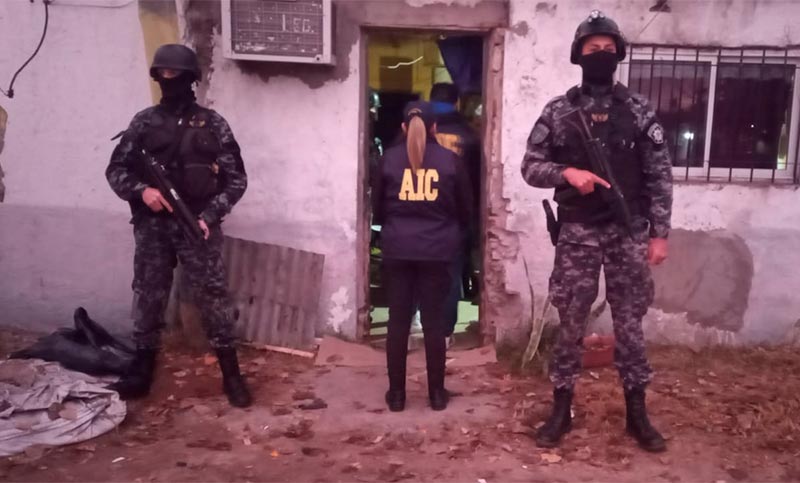 Policía baleado: tras las detenciones, allanaron cuatro domicilios en la zona sur de Rosario