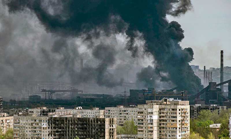 Rusia ataca la acería Azovstal de Ucrania tras la evacuación de civiles
