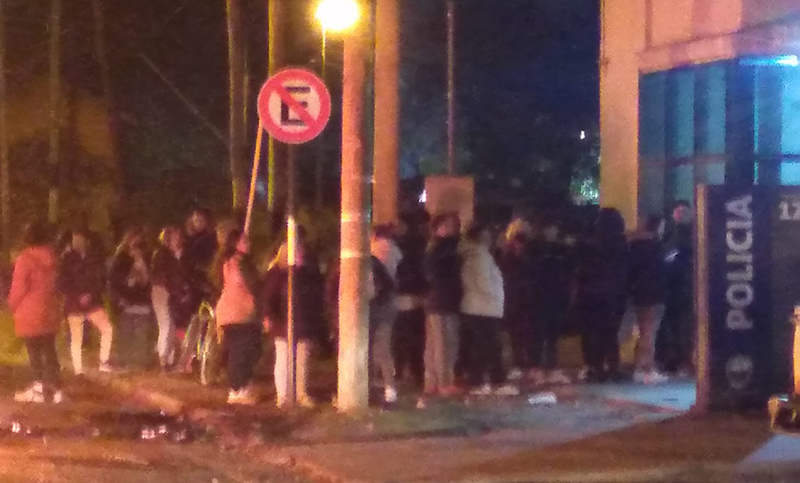 Vecinos de Empalme Graneros reclamaron frente a la comisaría por el crimen de un joven