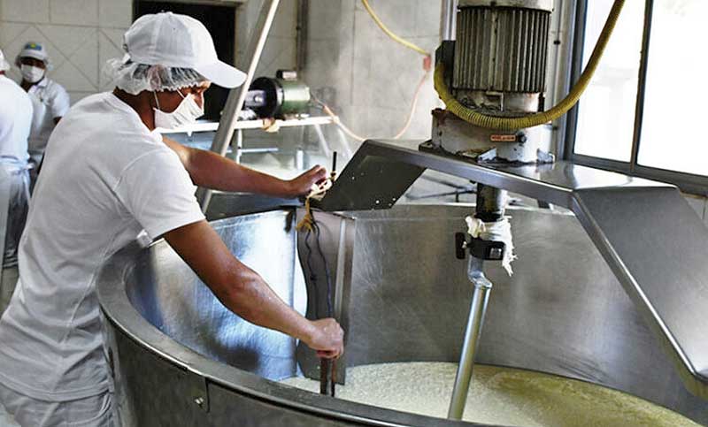 Los trabajadores lecheros lograron una suba de sus sueldos del 70 % y el básico alcanza los 110 mil pesos