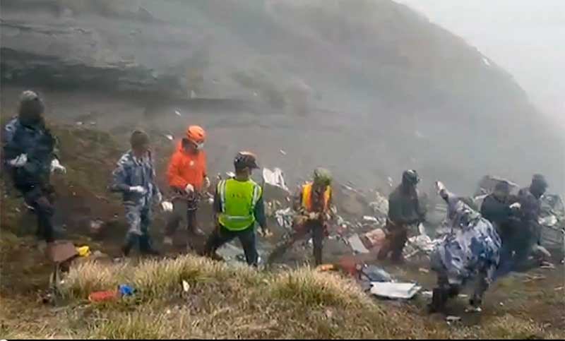 Encontraron 21 cadáveres de las 22 personas que viajaban en el avión accidentado en Nepal