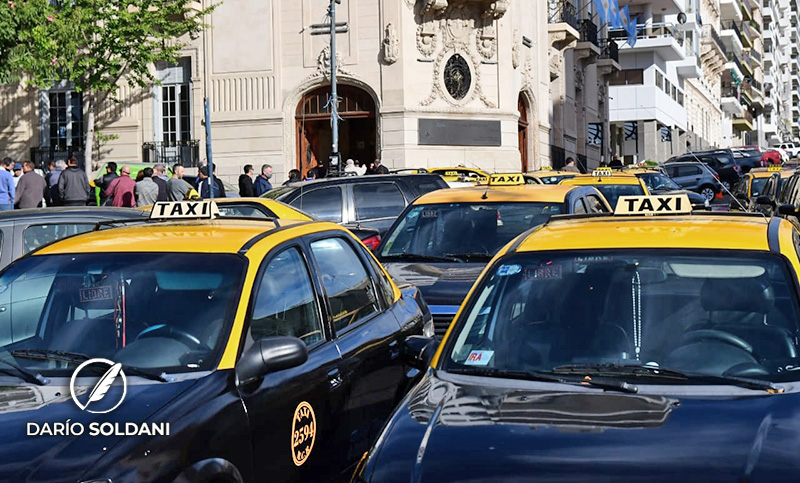 Titulares de taxis concentraron frente al Concejo para ver “cuánto y cómo” será el aumento de tarifa