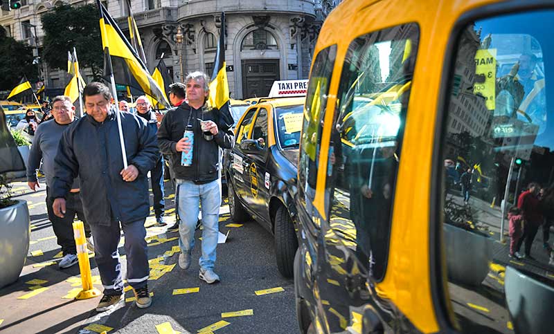 Taxistas se concentran en Plaza de Mayo «contra las aplicaciones móviles»
