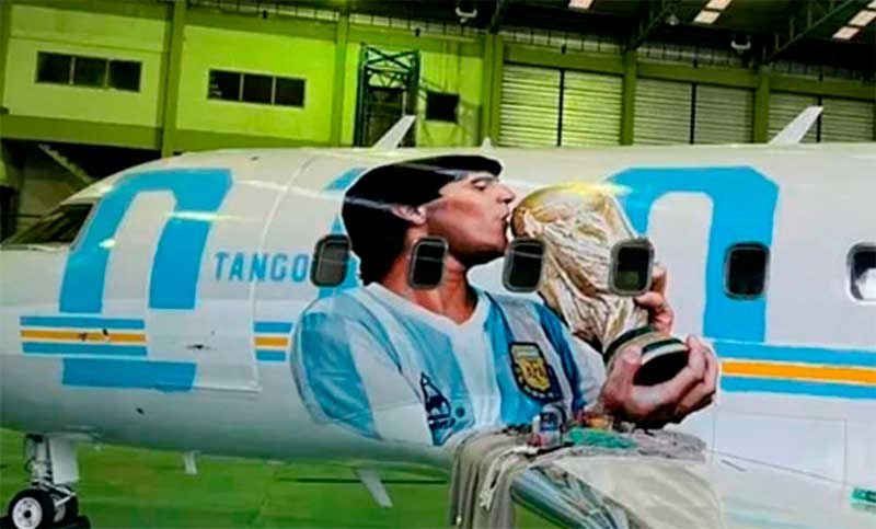 El avión privado “Tango D10S” viajará a Qatar pintado con la imagen de Maradona